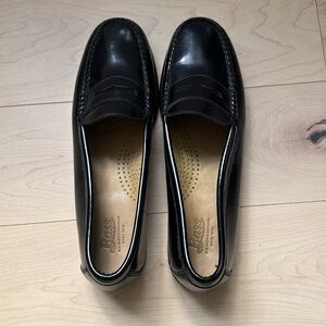 GH Bass Diana Weejuns, black, size 9 (pre owned)